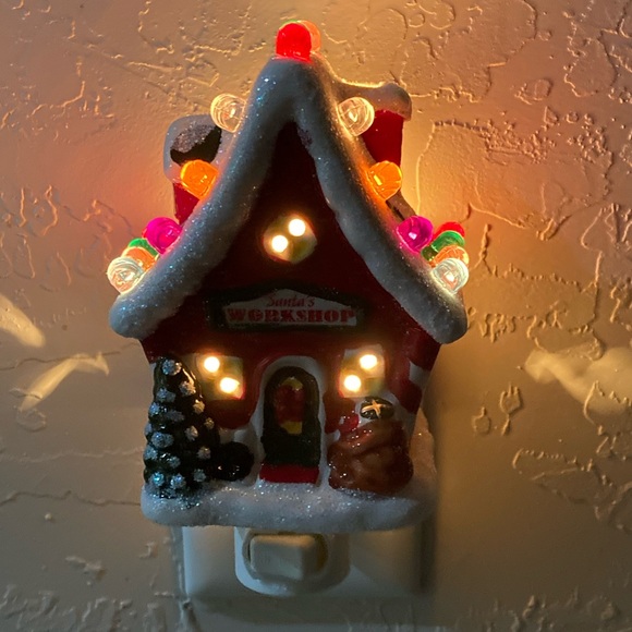 NWT 🎅 NIB Christmas is Forever Ceramic Night Light Santa’s Workshop 🎅 - Picture 6 of 10